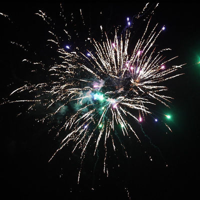 100 Shots Cake Fireworks Loại và dịp Giáng sinh Big Cake Fireworks Pyrotechnics For Wholesale